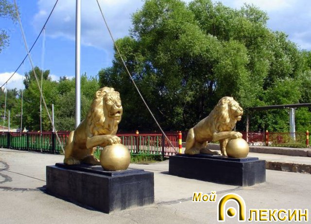 Львы, охраняющие мост