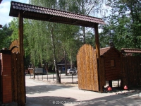 Въезд на территорию гостиницы `Сосновый бор`